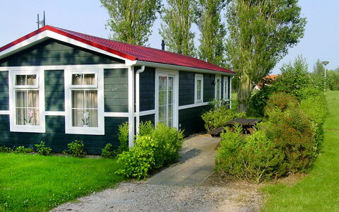Den Oever: Plant, Window, Sky, Building, Tree, House, Land Lot, Cottage, Grass