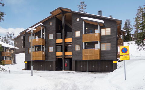 Karhunvartijan Linna B11: Facade, Residential Area, Apartment, Urban Design, Siding, Condominium, Freezing