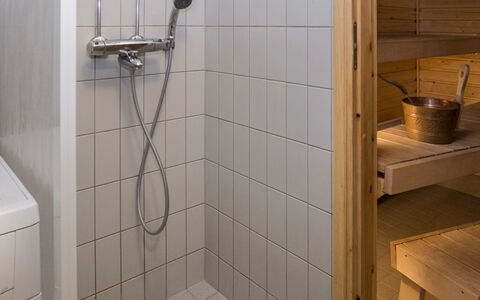 Karhunvartijan Linna B11: Flooring, Wood, Floor, Interior Design, Plumbing Fixture, Bathroom, Plumbing, Tile, Shower Head, Room