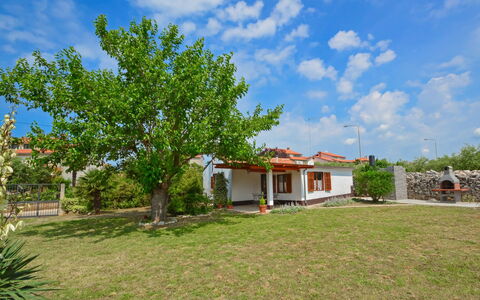 Ledi: Cloud, Plant, Sky, Property, Building, Natural Landscape, Tree, Window, Land Lot, House