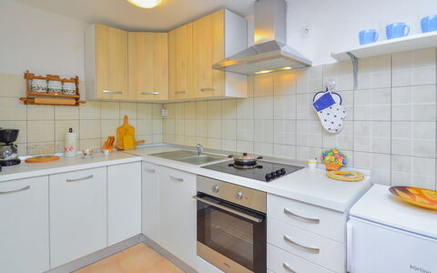 Ledi: Countertop, Cabinetry, Kitchen Sink, Building, Property, Sink, Tap, Kitchen Stove, Kitchen Appliance, Kitchen