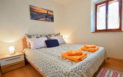 Ledi: Property, Furniture, Window, Comfort, Wood, Azure, Orange, Interior Design, Pillow