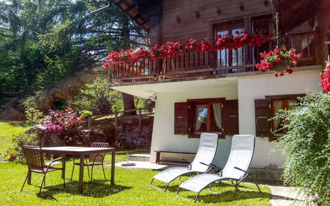 Le Tzanton: Plant, Flower, Building, Property, Furniture, Window, Chair, Table, Architecture, Tree