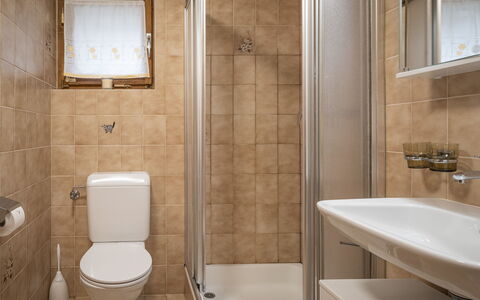 Le Tzanton: Brown, Property, Plumbing Fixture, Sink, Tap, Bathroom, Mirror, Purple, Toilet