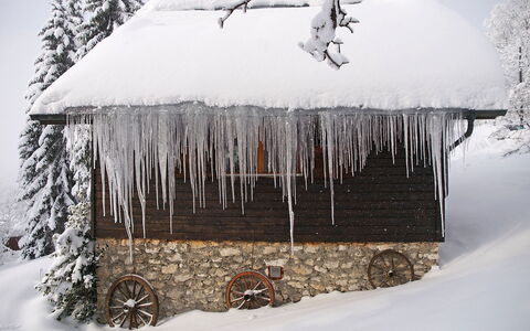Chalet de la Vue des Alpes: Snow, Winter, Icicle, Ice, Freezing, Tree, Water, Frost, House, Home