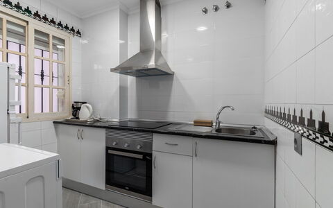 Benalmádena Costa 121: Cabinetry, Kitchen Sink, Tap, Countertop, Property, Sink, White, Building, Kitchen Stove, Kitchen