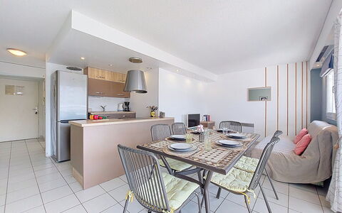 Le Myflower: Furniture, Apartment, Interior Design, Flooring, Floor, Kitchen & Dining Room Table, Room, Chair, Ceiling, Kitchen