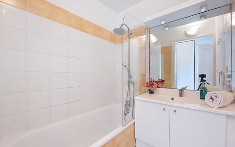 Le Myflower: Bathroom, Plumbing Fixture, Interior Design, Flooring, Bathtub, Floor, Tap, Sink, Bathroom Sink, Plumbing