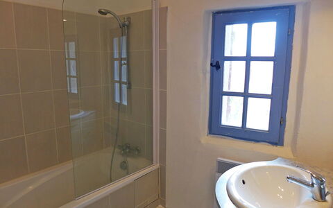 La Cadièrienne: Bathroom, Room, Property, Tile, Wall, Plumbing Fixture, Bathroom Accessory, Bathroom Cabinet, Floor, Plaster
