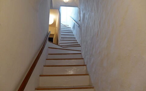 La Cadièrienne: Stairs, Handrail, Architecture, Room, Wall, Plaster, Building, Daylighting, House, Floor