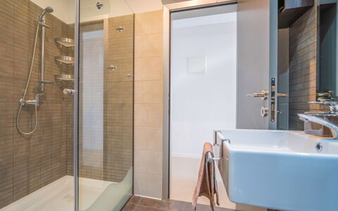 Sandra: Plumbing Fixture, Bathtub, Shower Door, Tap, Shower Head, Bathroom, Shower, Interior Design, Architecture