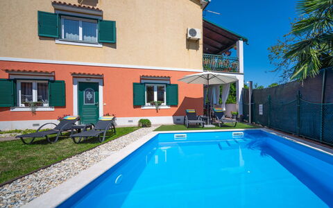 Sandra: Water, Plant, Property, Window, Building, Swimming Pool, Azure, Blue, Sky, Shade