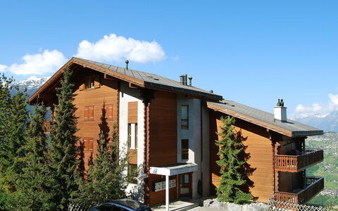 Les Cretes Ii: Sky, Building, Cloud, Plant, Window, Car, Tree, House, Vehicle, Cottage