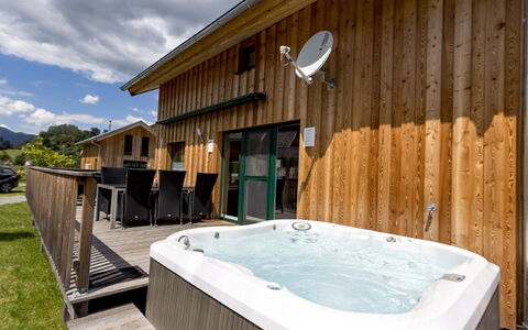 Superior # 15 mit Ir-Sauna & Sprudelbad: Sky, Cloud, Property, Building, Bathtub, Wood, Shade, Leisure, Window, Water