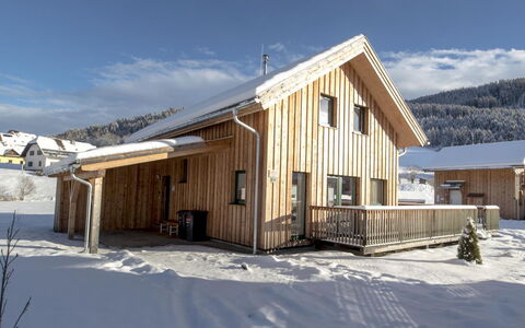 Murau 202: Sky, Snow, Cloud, Window, Wood, Slope, Building, House, Cottage, Siding