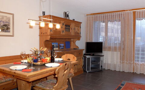 Schoneggacher Apt. S: Furniture, Table, Property, Picture Frame, Wood, Building, Interior Design, Houseplant, Tableware, Floor