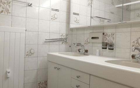 Schoneggacher Apt. S: Cabinetry, Mirror, Plumbing Fixture, Tap, Bathroom Cabinet, Sink, Building, Bathroom, House