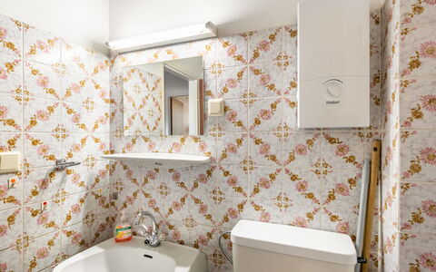 Haus Point: Mirror, Plumbing Fixture, Tap, Property, Sink, Bathroom Sink, White, Building, Bathroom, Purple