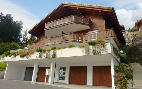Berg-Seeblick: Sky, Plant, Cloud, Building, Property, Window, House, Door, Architecture, Tree