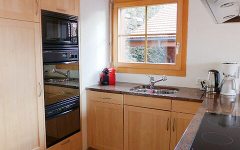 Berg-Seeblick: Kitchen Sink, Cabinetry, Countertop, Property, Building, Plumbing Fixture, Sink, Tap, Window, Kitchen Appliance