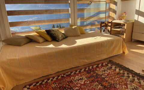 Chalet Weitblick: Furniture, Interior Design, Floor, Flooring, Wood, Room, Ceiling, Bedroom, Textile, Bed