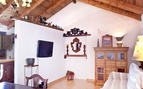 De Aitana: Property, Furniture, Picture Frame, Blue, Wood, Interior Design, Lighting, Table, Floor, Yellow