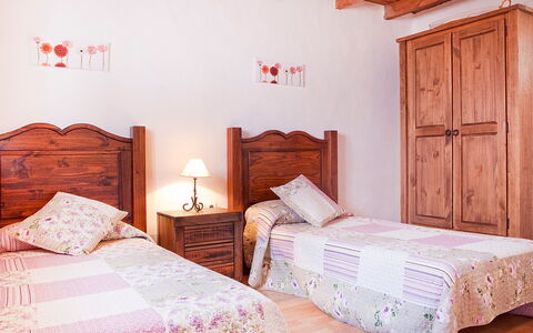 De Aitana: Furniture, Building, Comfort, Bed Frame, Wood, Textile, Architecture, Interior Design, Bed, Floor