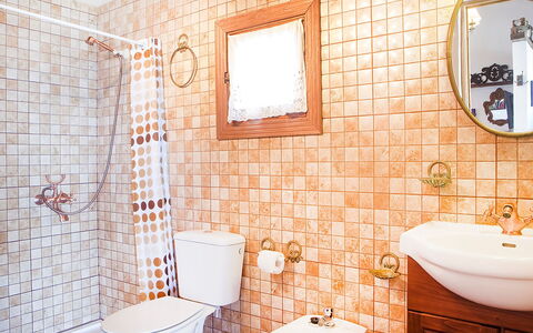 De Aitana: Brown, Mirror, Plumbing Fixture, Sink, Property, Tap, Bathroom Sink, Bathroom, Purple, Interior Design