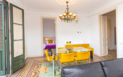 Eix.dret:roger de Lluria Valencia: Property, Furniture, Table, Couch, Interior Design, Wood, Lighting, Architecture, Comfort, Flooring
