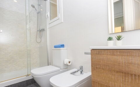 Eix.dret:roger de Lluria Valencia: Plumbing Fixture, Property, Tap, Window, Product, Bathroom, Purple, Plant, Interior Design, Floor