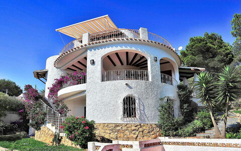Flova: Plant, Sky, Window, Building, Tree, House, Wall, Real Estate, Facade, Roof