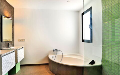 Megin: Bathroom, Room, Interior Design, Property, Floor, Tile, Building, Architecture, Plumbing Fixture, Ceiling