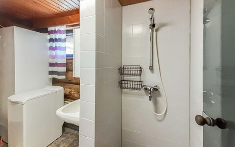 Mustalampi 2 Kurkiaura: Bathroom, Flooring, Plumbing Fixture, Wall, Floor, Toilet Seat, Interior Design, Wood, Toilet, Bathroom Sink