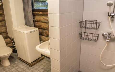 Hallan Kelo: Toilet Seat, Wood, Plumbing Fixture, Flooring, Bathroom, Floor, Toilet, Interior Design, Plumbing, Room