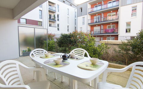 Quai Malo: Table, Furniture, Property, Plant, Window, White, Chair, Building, Interior Design, Houseplant