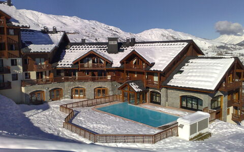 Le Corbier 700: Snow, Building, Sky, Window, World, Mountain, House, Cloud, Slope, Wood