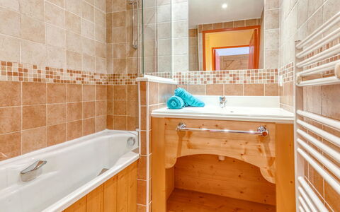 Le Corbier 700: Mirror, Property, Plumbing Fixture, Bathtub, Bathroom, Tap, Wood, Interior Design, Floor, Flooring
