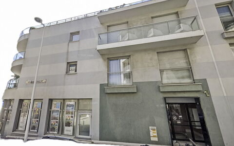 Antibes 185: Apartment, Urban Design, Condominium, Composite Material, Mixed-Use, Concrete, Balcony, Luxury Vehicle, Mid-Size Car, Parking