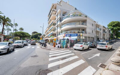Antibes 185: Water, Sky, Property, Plant, Building, Cloud, Swimming Pool, Tree, Residential Area, Grass