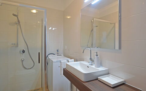 Lupetina: Tap, Mirror, Plumbing Fixture, Sink, Property, Bathroom Sink, Bathroom, Interior Design