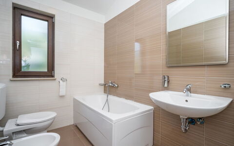 Dorijano: Mirror, Tap, Plumbing Fixture, Sink, Bathroom Sink, Property, Photograph, White, Building, Bathroom