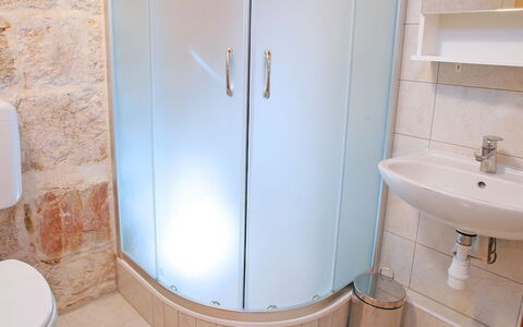 Juraj: Mirror, Property, Plumbing Fixture, Bathroom Cabinet, Sink, Tap, Bathroom, Building, Cabinetry, House