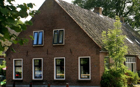 Onder de Eiken: Plant, Window, Building, Property, Tree, Sky, Wood, House, Cottage