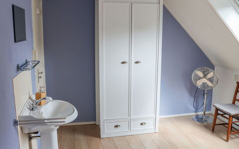 Onder de Eiken: Property, Furniture, Tap, Wood, Sink, Door, Bathroom Sink, Flooring, Interior Design