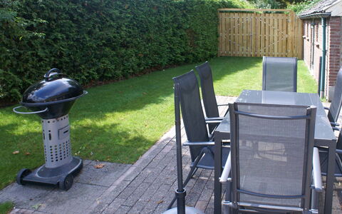 Onder de Eiken: Plant, Chair, Outdoor Furniture, Folding Chair, Tree, Grass, Armrest, Public Space, Gas, Leisure