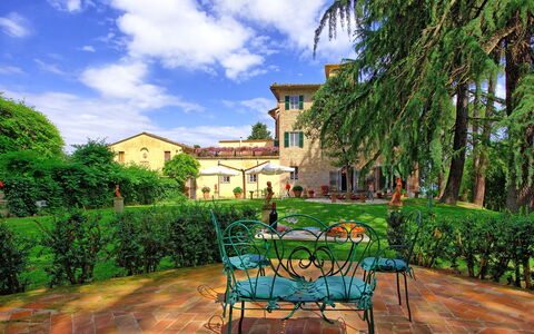 Villa Lorenza: Property, Building, Real Estate, House, Estate, Home, Tree, Residential Area, Mansion, Room