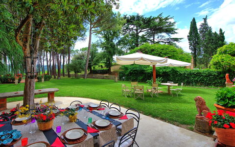 Villa Lorenza: Property, Yard, Garden, Backyard, Real Estate, Lawn, Patio, Home, House, Tree