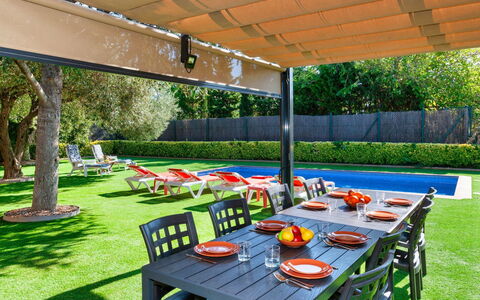 Can Magi: Table, Plant, Furniture, Property, Chair, Outdoor Table, Nature, Botany, Tableware, Shade