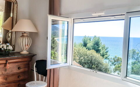 L'Oustalounet: Room, Property, Interior Design, Window, Furniture, Home, Building, House, Ceiling, Lighting