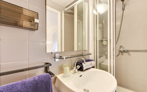 L'Oustalounet: Bathroom, Property, Room, Interior Design, Purple, Tap, Wall, Tile, Architecture, Building